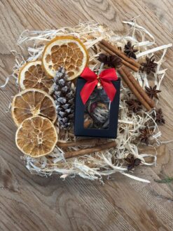 ZESTAW 4 HERBAT KWITNACYCH W OZDOBNYM CZARNYM PUDEŁKU Z KOKARDKĄ 1SZT.